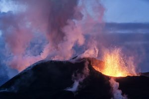 Ausbrechender Eyjafjallajökull, Lava und Rauch, Island