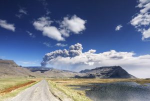 Dicke Rauchschwaden von Ausbruch Eyjafjallajökull, Island.