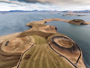 Krater auf einem Landstrich im Wasser