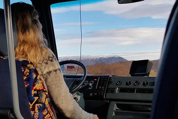 Petra beim Fahren in Island
