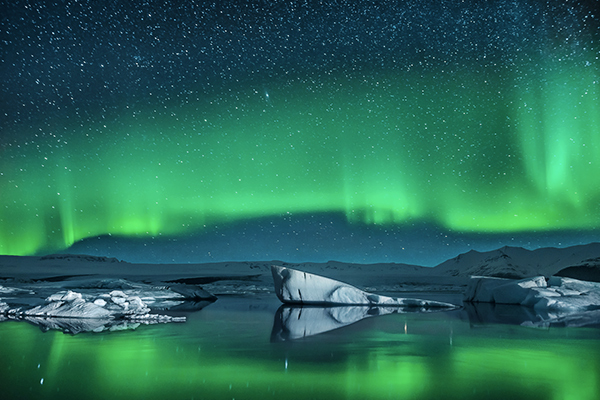 Eisberge unter den Nordlichtern