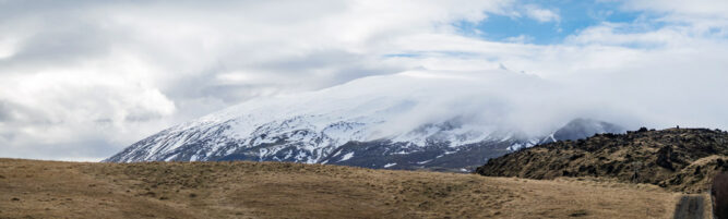 Blick auf Snæfellsjökull Vulkan mit schneebedeckter, wolkenverhangener Spitze. Island