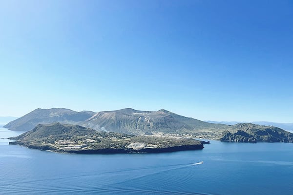 Slow Travel auf der Liparischen Insel Lipari mit Blick auf Vulcano
