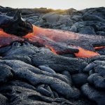 Glühendes und abgekühltes Gestein im Hawaii Volcanoes Nationalpark. © Jack Ebnet