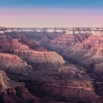 Der Grand Canyon Nationalpark im dunkelroten Licht des Sonnenuntergangs. © Jad Limcaco