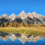 Im Vordergrund ein wunderschöner See, hinten die riesigen Berge. © Jairph