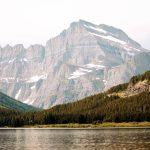 Ein See, Wald und ein riesiger Berg, Glacier Nationalpark. © Jenny Caywood