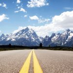 Leere Straße mit atemberaubenden Blick auf die Berge im Grand Teton Nationalpark. © Jesse Collins