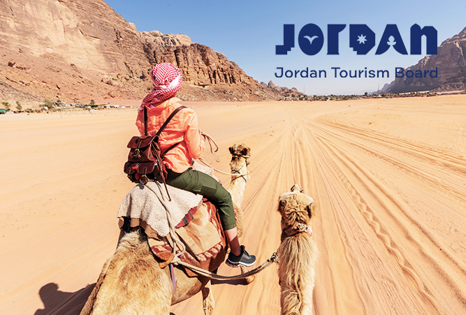 Frau auf einem Kamel in der Wüste Wadi Rum