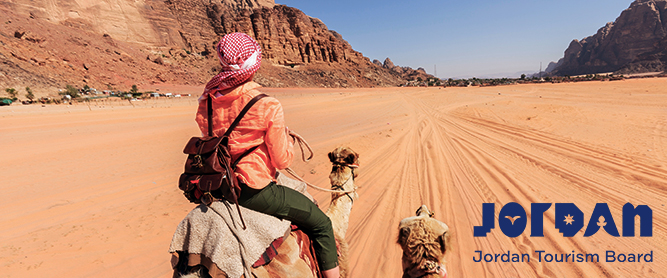 Frau auf einem Kamel in der Wüste Wadi Rum