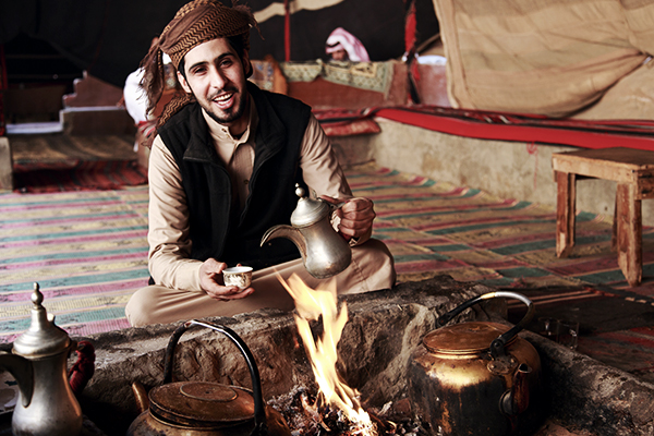 Beduine, der arabischen Kaffee serviert