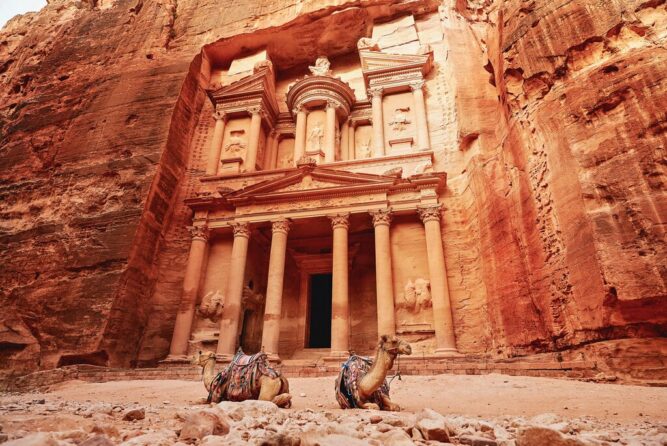 Kamele vor dem Schatzhaus in Petra