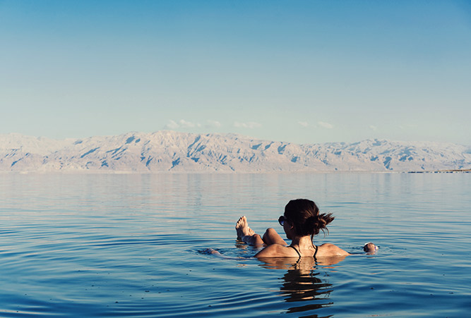 Baden im Toten Meer in Jordanien