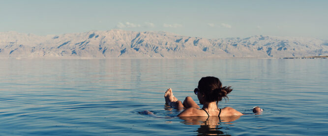 Baden im Toten Meer in Jordanien