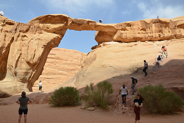 Bogenförmige Felsformation im Wadi Rum