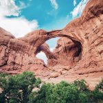 Ein doppelter Sandbogen im Arches Nationalpark. © Josh Soriano