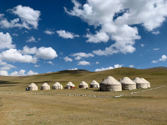 Kirgisisches Jurtencamp am Son-Kul-See