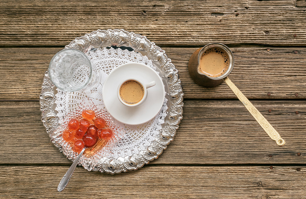 Zum Kaffee wird meist eine griechische „Löffelsüßigkeit“ gereicht, die aus in Sirup gekochtem und eingelegtem Obst besteht.