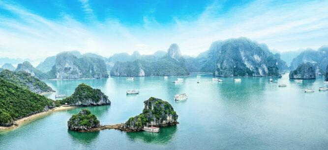Ha Long Bucht, Meer, Kalksteinfelsen, Vietnam.
