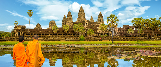 Mönche mit dem Blick auf Angkor Wat