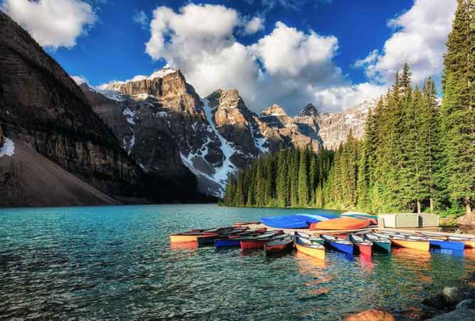 Kanus auf dem See Moraine im Banff Nationalpark in Kanada