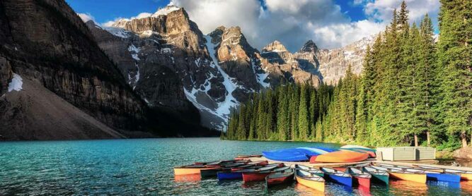 Kanus auf dem See Moraine im Banff Nationalpark in Kanada