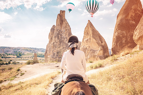 Reiten in der felsigen Landschaft