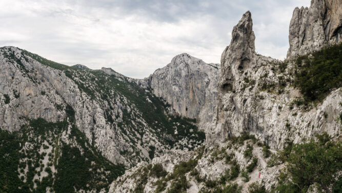 Graue Karstformationen vor bewölktem Himmel-