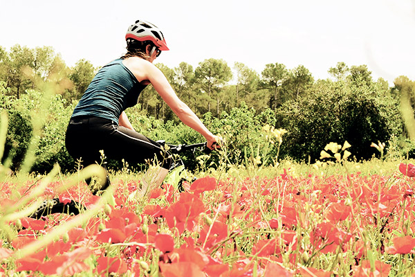 Radfahren zwischen Blumen, Katalonien