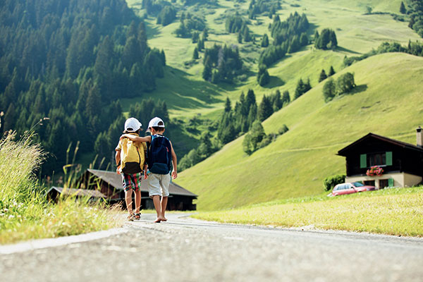 kinder-wandern-alpenlandschaft