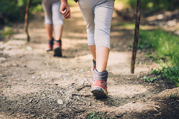 kinder-wandern-schuhe-wanderweg