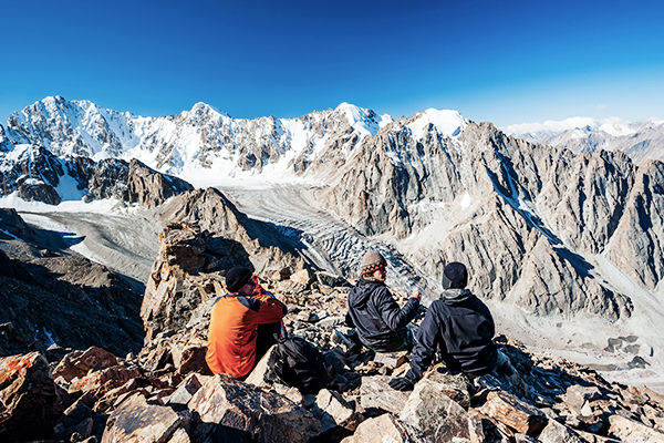 Eine Gruppe Wanderer am Gipfel des Pik Uchitel