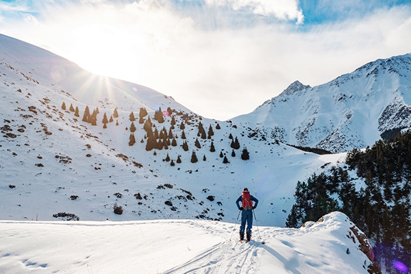 Ein Mann bei einer Skitour mit dem Splitboard