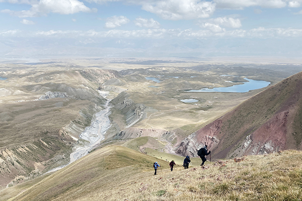 Eine Gruppe Wanderer am Alai Tail