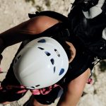 Frau trägt den Kletterhelm Elios, sie geht eine Leiter hoch. ©unsplash