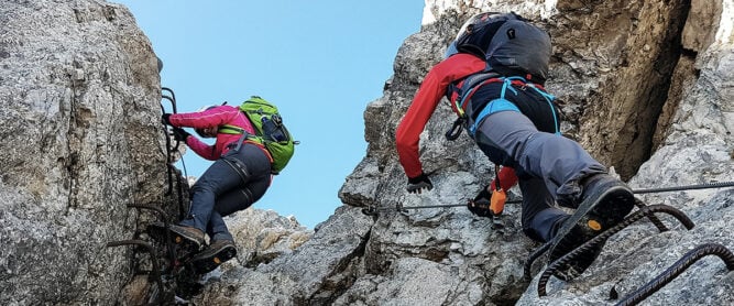 Kletterer erlernen das Klettersteiggehen am Mindelheimer Klettersteig