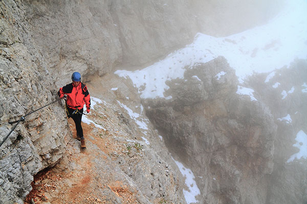 Kletterer am Klettersteig Via Ferrata Marino Bianchi bei schlechtem Wetter