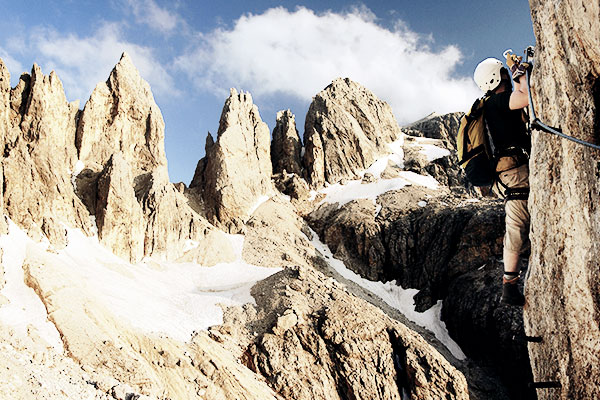 Kletterer am Klettersteig in den Dolomiten