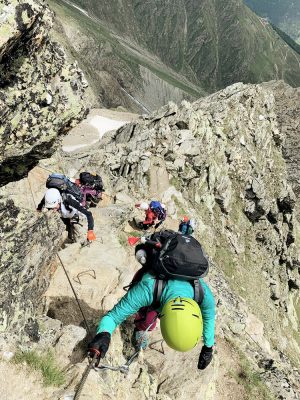 Bergsteigerinnen mit Helm am Stahlseil, Schweiz