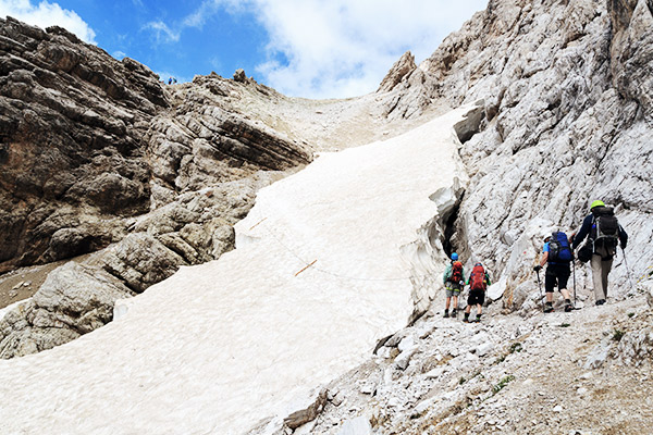 Klettersteig durch Schneefeld, Italien