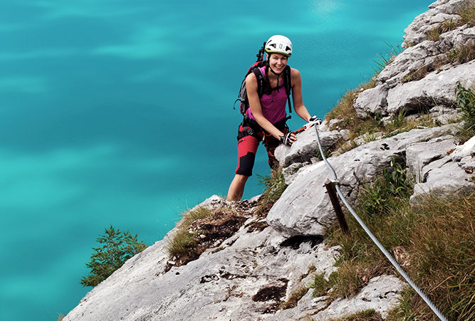 Frau über einem Klettersteig am Attersee in Österreich