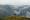 Frau am wandern vor Bergkulisse