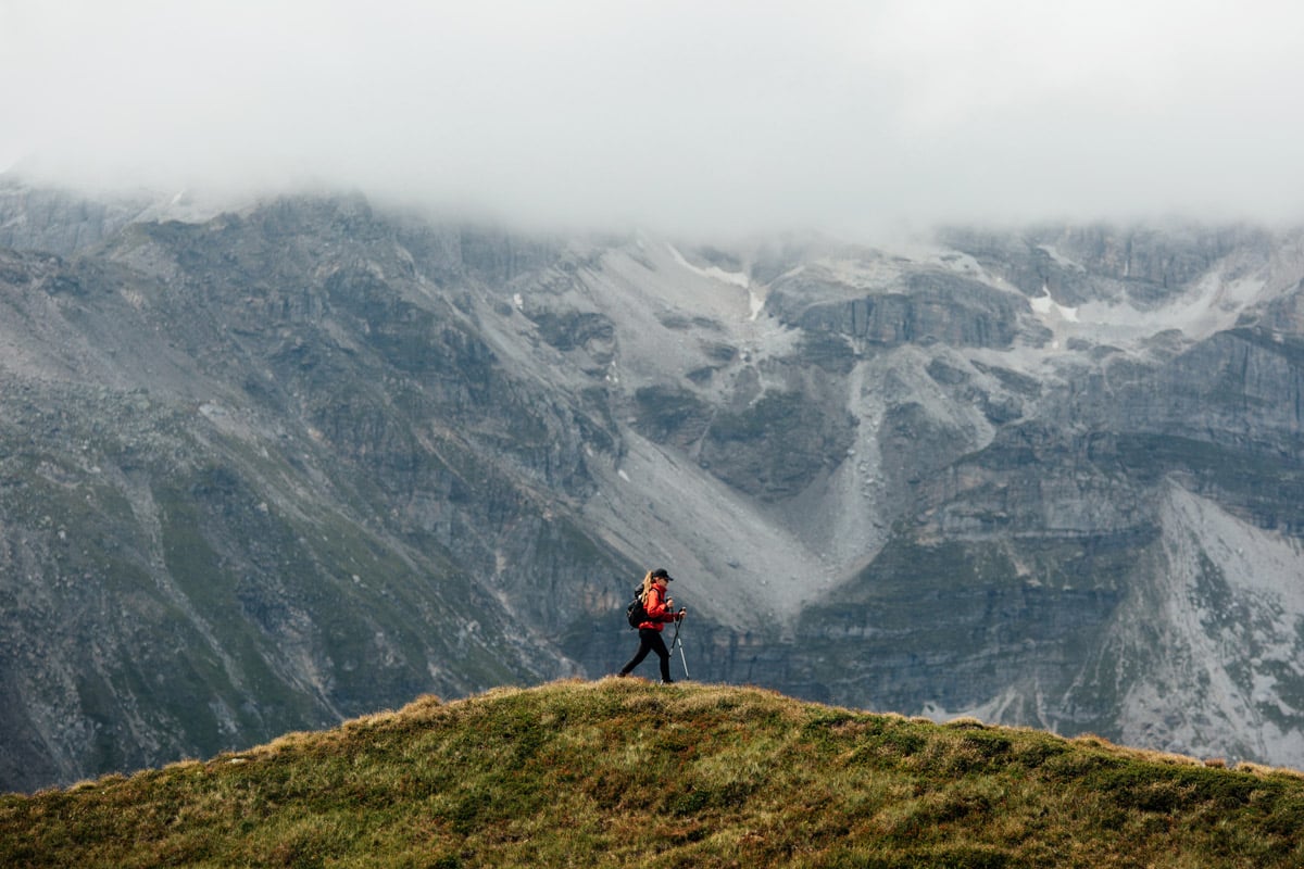 Frau am wandern vor Bergkulisse