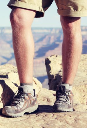 Outdoor Wanderschuhe mit niedrigen Schaft - Nahaufnahme der Beine des männlichen Wanderer, Grand Canyon Hintergrund