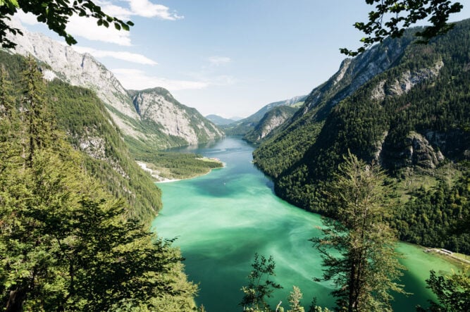 Türkis leuchtendes Wasser des Königsees, Deutschland