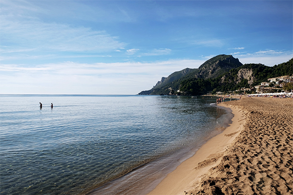 Der Sandstrand Glyfada auf Korfu