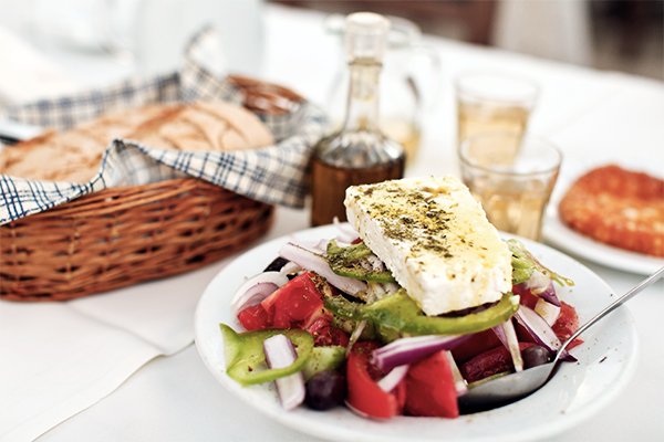 Angerichteter griechischer Salat