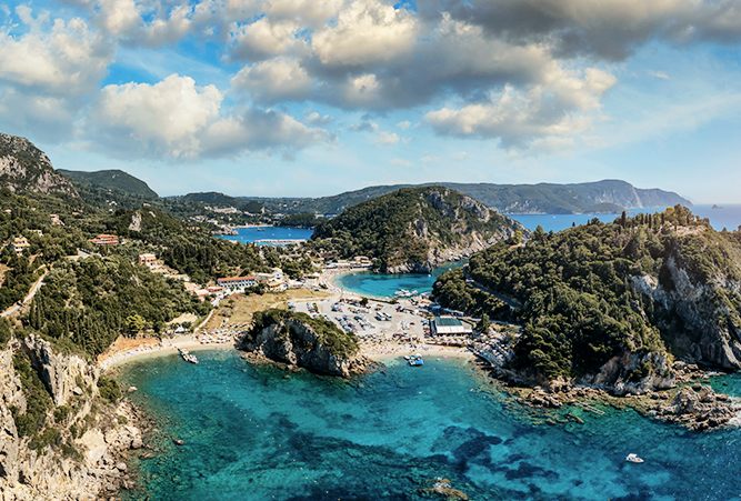 Blick auf die Küste Paleokastritsa auf Korfu