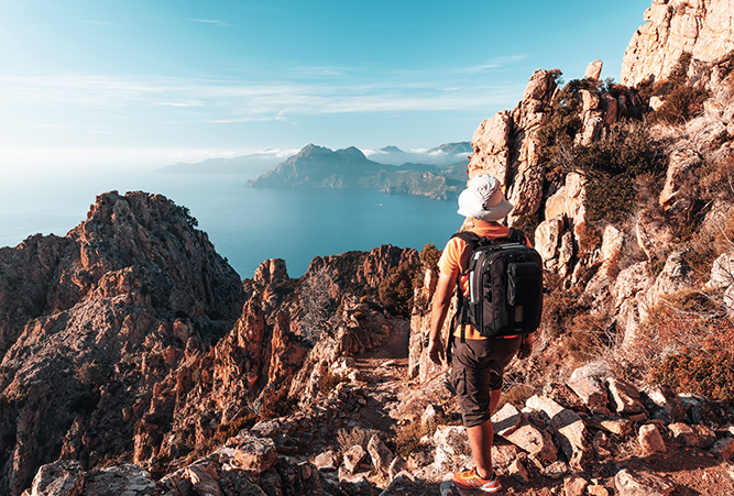 Wandern mit Blick auf die Calanques de Piana