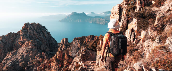 Wandern mit Blick auf die Calanques de Piana